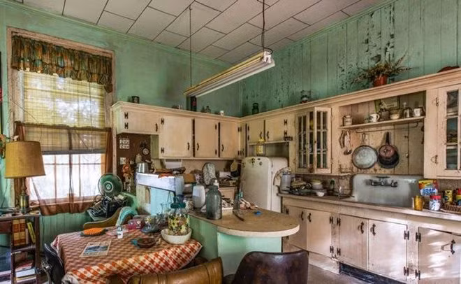 Các mảng sơn bong ra từ các bức tường, rơi vãi khắp mặt thảm và các góc nhà khiến cho người nhìn không khỏi dâng lên cảm giác rùng rợn và muốn rời khỏi nơi đây ngay lập tức. Nó được coi là một căn nhà vô cùng kỳ lạ bởi đột nhiên, không còn một ai sinh sống và lui tới nhưng mọi thứ tư trang cá nhân có vẻ rất mới so với thời điểm đó, như búp bê, hoa, giường và thậm chí là một lá đơn xin ly dị còn dang dở…