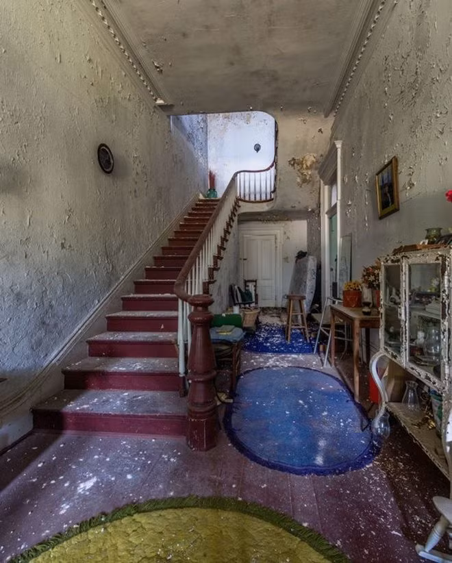 Căn nhà khách được xây dựng và bài trí khá khang trang, ấm cúng nhưng không hiểu vì lý do gì, chủ nhân của chúng đã quyết định bỏ rơi nó mà không hề gói ghém đồ đạc cá nhân.