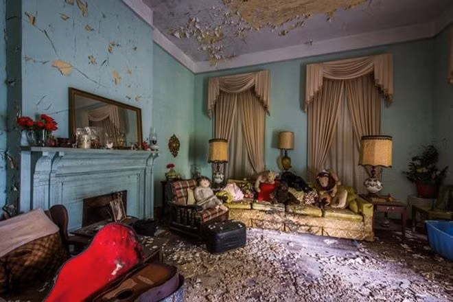 Căn nhà bí ẩn này còn có cả biệt danh là “Ngôi nhà tích tụ thời gian” vì đã bị bỏ hoang gần 30 năm, có nhiều điều chưa giải đáp và vẫn còn là một nỗi ám ảnh phổ biến cho các nhà thám hiểm.