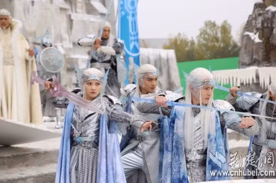 Các nhân vật như trong cuộc thi cosplay.