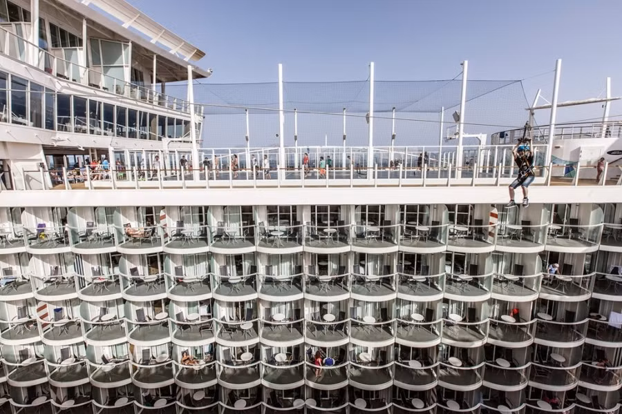 Du thuyền Harmony of The Seas có 2.747 phòng. Phần lớn phòng có cửa sổ hướng ra ngoài để khách ngắm biển. Với 524 phòng ở bên trong, khách có thể quan sát bên ngoài qua hình ảnh trên màn hình tivi lớn.