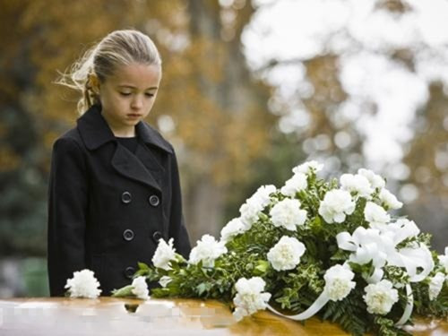 3. Mơ thấy người mình quen biết mặc áo tang Đây là một điềm cực lành, trong thời gian tới con đường sự nghiệp của bạn sẽ thuận lợi và có những bước tiến ngoạn mục như được thăng chức, được thưởng vì làm việc xuất sắc. Nếu trong thời gian này bạn đang ấp ủ một dự án nào đó thì hãy nhanh chóng thực hiện vì đây chính là "thời gian vàng" để biến mọi dự định thành hiện thực.