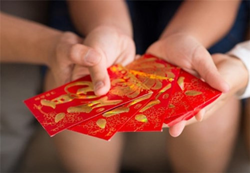 6. Mơ nhặt được bao lì xì Khi gặp giấc mơ này bạn hãy cố gắng nỗ lực hơn vì đây chính là cơ hội cho bạn bứt phá, thăng hoa trong sự nghiệp và gặt hái nhiều thành công bất ngờ. Bạn sẽ nhận được sự công nhận từ cấp trên hoặc lãnh đạo, giúp bạn củng cố vị trí và kiếm được một khoản thu nhập dồi dào ngoài mong đợi.