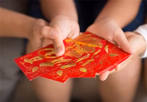 6. Mơ nhặt được bao lì xì Khi gặp giấc mơ này bạn hãy cố gắng nỗ lực hơn vì đây chính là cơ hội cho bạn bứt phá, thăng hoa trong sự nghiệp và gặt hái nhiều thành công bất ngờ. Bạn sẽ nhận được sự công nhận từ cấp trên hoặc lãnh đạo, giúp bạn củng cố vị trí và kiếm được một khoản thu nhập dồi dào ngoài mong đợi.