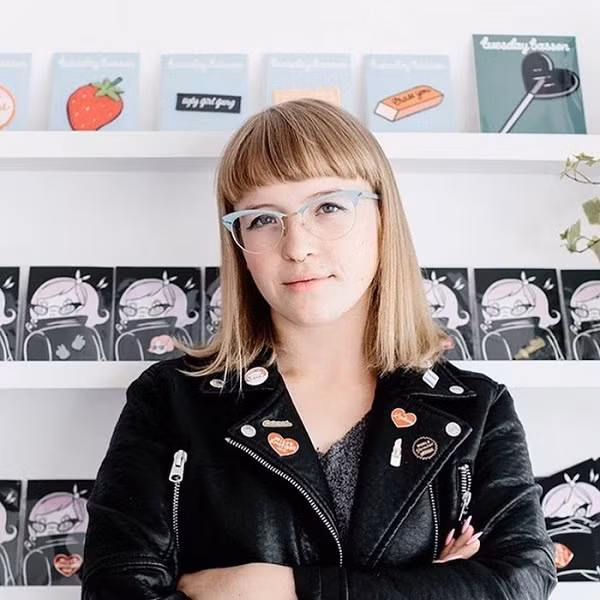 1. Bị nhà thiết kế Tuesday Bassen tố cáo Đây là vụ lùm xùm gần nhất và cũng có thể coi là phức tạp nhất của hãng Zara. Nếu như ở những lần trước, việc đạo nhái chỉ là sự tranh cãi giữa 2 bên, thì lần này mọi chuyện lại đi xa hơn nhiều. Câu chuyện bắt đầu khi nhà thiết kế Tuesday Bassen lên tiếng về việc Zara ăn cắp những mẫu thiết kế phù hiệu của cô để sử dụng cho các sản phẩm của hãng.