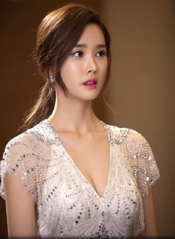 Mắt to, khóe mắt dài, mũi cao, cánh mũi bé, miệng nhỏ, cằm V-line, khuôn má đầy đặn, trán cao… là những tiêu chuẩn thẩm mỹ mà nhiều cô gái theo đuổi.