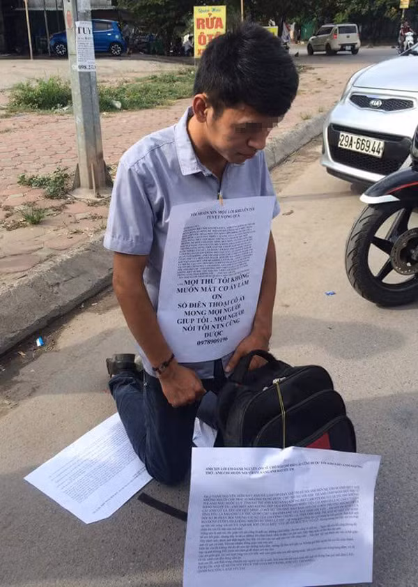 Hồi cuối tháng 5/2015, nhiều người không khỏi sốc khi hình ảnh một chàng trai cao ráo quỳ gối nhiều giờ trước cổng Công viên Cầu Giấy (Hà Nội), trên người mang tấm biển với nội dung mong mọi người 'hiến kế' để người yêu quay lại.