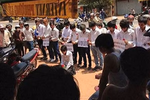 Màn quỳ gối này từng bị dân mạng chê là quá lố và phô trương khi một chàng trai đi xin lỗi bạn gái đã kéo theo 10 chàng trai khác đi hỗ trợ, mỗi người cầm tấm biển có dòng chữ 'nó xin lỗi em', 'nó không thể sống thiếu em'.