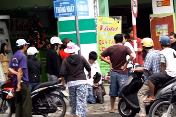 Chàng trai này vì bị bạn gái giận dỗi nên đã mang hoa đến quỳ nhiều giờ dưới mưa tại sân trường ĐH Sân khấu Điện ảnh Hà Nội mong gặp được người yêu, nhưng đến cuối cùng cô gái vẫn không chịu xuất hiện.