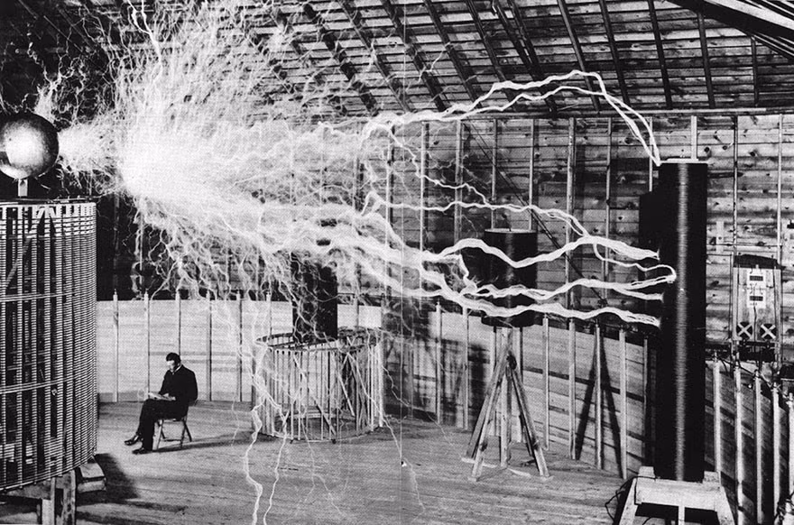 Nhà phát minh Nikola Tesla ngồi trong phòng thí nghiệm về tia điện. (Nguồn: boredpanda.com)
