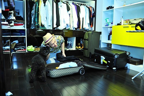 Dương Triệu Vũ chơi cùng cún cưng trong căn hộ của mình.