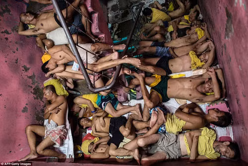 Điều kiện sống quá đông đúc và khắc nghiệt khiến các tù nhân phải nằm chen chúc nhau dưới sàn nhà.
