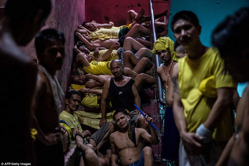 Mỗi phòng giam thiết kế cho 20 người nhưng lại có đến hơn 200 tù nhân.