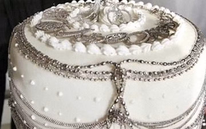 Món bánh kem có trang trí bạch kim là kiệt tác của 1 đầu bếp Nhật Bản. Giá trị của chiếc bánh lên tới 130.000 USD.