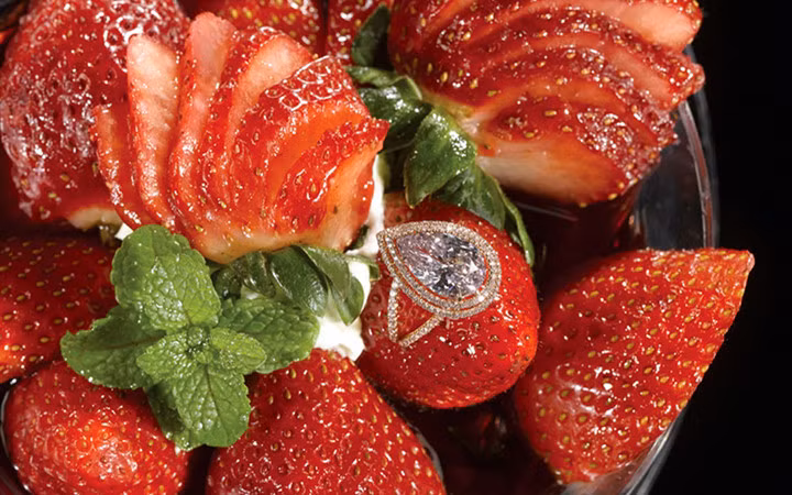 Món dâu tây trộn với kem và bạc hà trong đó có chứa 1 chiếc nhẫn đính hôn tuyệt đẹp, trị giá lên đến 1,4 triệu USD.