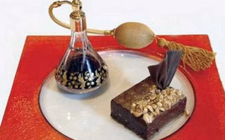 Chiếc bánh đặc biệt trị giá 1.000 USD này được khách đặt riêng vào ngày lễ tình nhân (Valentine).