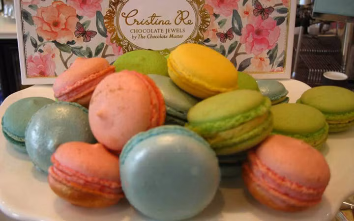 Những chiếc bánh kem bơ của đầu bếp nổi tiếng người Pháp Pierre Herme có giá 7.414 USD.