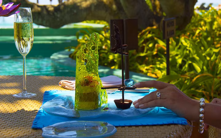 Món tráng miệng độc đáo có giá 14.500 USD này được bày trên chiếc đĩa bạc, được phục vụ trong một nhà hàng sang trọng tại Sri Lanka.