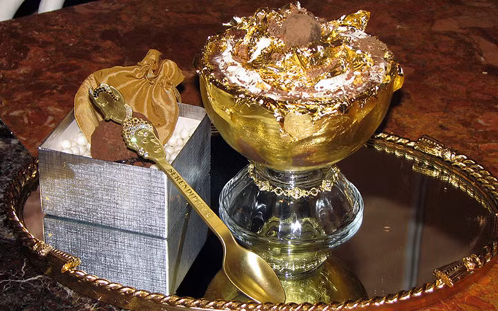 Món bánh kem sô cô la dát vàng có giá 25.000 USD.