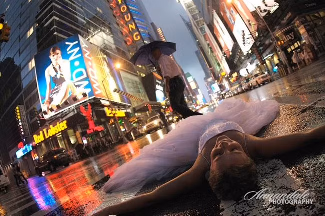 Anh về trước đi, em nằm đây hóng gió tí đã.