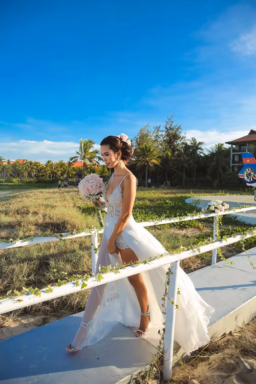 Cô dâu Hà Anh gợi cảm bước vào địa điểm tổ chức đám cưới.