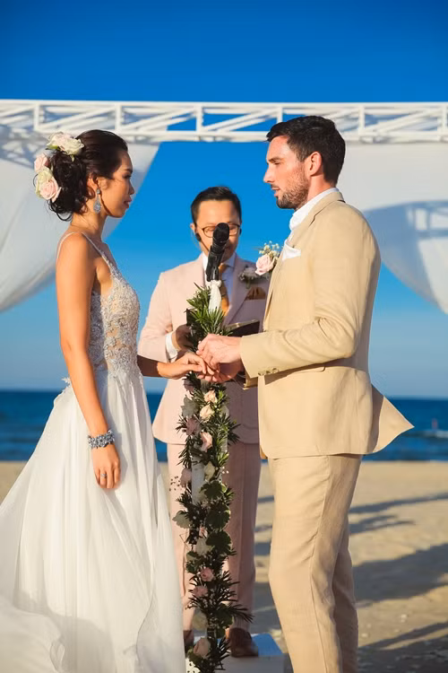 Cả hai trao nhau những lời yêu thương trong đám cưới.