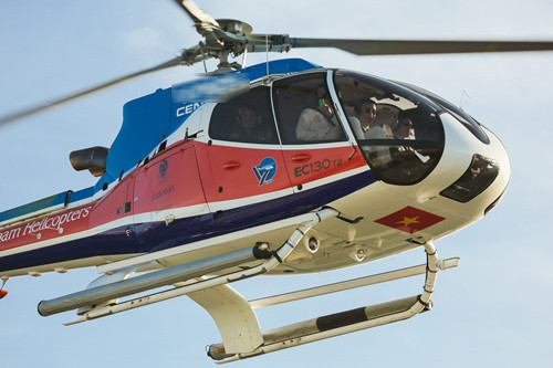 Trước đó, cả hai đã tổ chức lễ rước dâu bằng trực thăng.