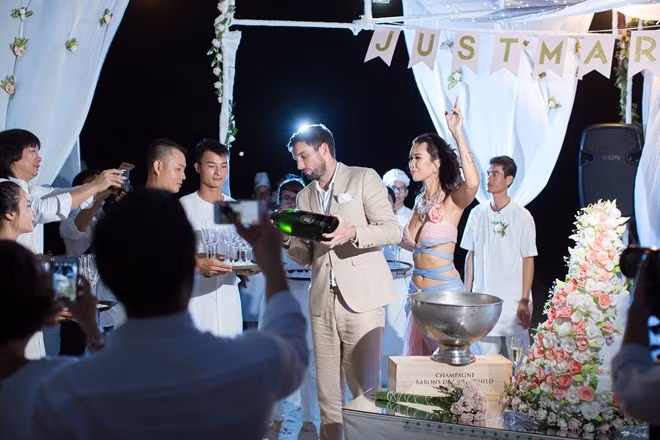 Gia đình hai bên và bạn bè thân thiết của cô dâu, chú rể đã tới tham dự.