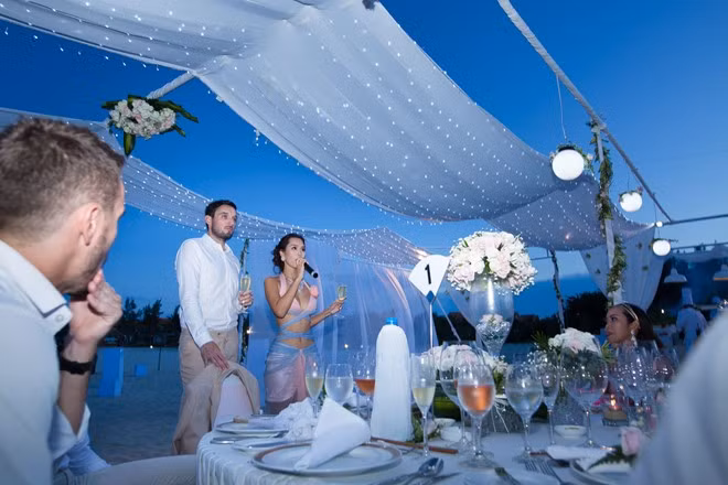 Sau đám cưới trên bờ biển, Hà Anh và chồng đã tổ chức một đêm tiệc để cảm ơn mọi người.