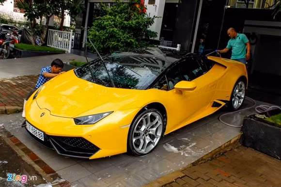 Chiếc Lamborghini Huracan thứ 3 tại Việt Nam từng thuộc sở hữu của một đại gia địa ốc tại TP HCM. Thời gian sau, đại gia này đem dàn siêu xe của mình ký gửi tại showroom và được Quốc Cường rước về garage. Siêu xe vài lần xuất hiện trên phố cùng Nguyễn Quốc Cường và thu hút sự chú ý. Giá trị xe tại Việt Nam khoảng 590.000 USD (13 tỷ đồng).