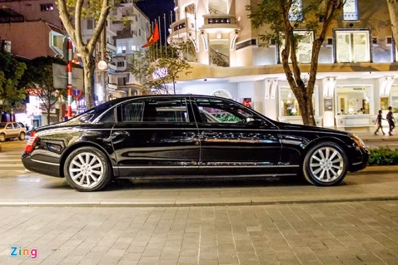 Maybach 62S, chiếc xe sang trọng nhất thế giới, đối thủ trực tiếp của Rolls-Royce Phantom cũng mới được doanh nhân Quốc Cường đưa về. Maybach 62S là phiên bản đặc biệt của Maybach 62 với số lượng sản xuất rất hạn chế và có giá khoảng 460.000 USD tại Mỹ. Trước đây, doanh nhân Nguyễn Quốc Cường từng sở hữu chiếc Rolls-Royce Phantom màu trắng.