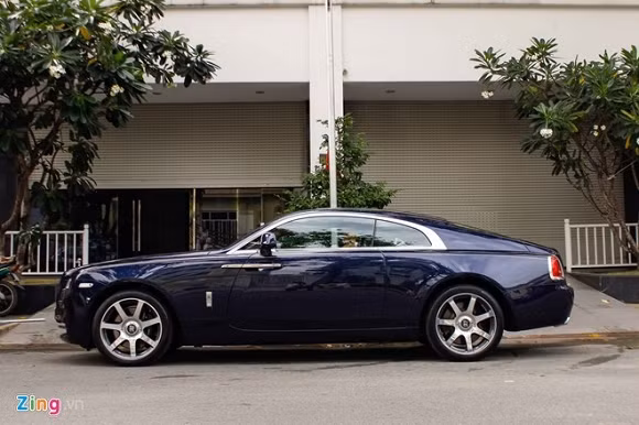 Cuối tháng 6 năm nay, Rolls-Royce Wraith được nhập khẩu chính hãng bất ngờ xuất hiện trước nhà Cường Đô La. Theo giới kinh doanh xe sang, đây chính là chiếc Rolls-Royce Wraith chính hãng được nhập về Việt Nam từ đầu năm, nhưng vì một số lý do đến nay mới xuất hiện. Giá cơ sở của Wraith tại Việt Nam khoảng 18 tỷ. Tuy nhiên nếu thêm vài tùy chọn, giá trị sẽ nâng lên khoảng 21 tỷ đồng. Việt Nam hiện có ít nhất 5 chiếc Wraith, trong đó có một chiếc thuộc sở hữu của thiếu gia Phan Thành.