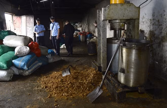 Thiết bị phục vụ cho việc 'luyện dầu' từ tóp mỡ.