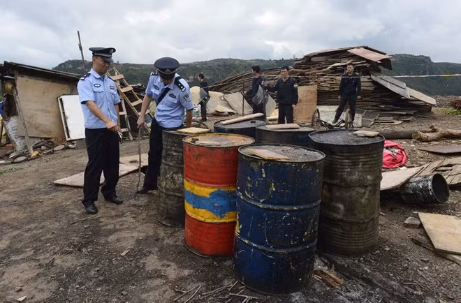 Khác với công việc làm tiết lợn, ông Lưu và vợ phải đợi đến khi thu gom đủ tóp mỡ mới bắt đầu công việc và tiền công được tính theo ngày. Ông Lưu nói không hề biết nguồn gốc của số tóp mỡ này.