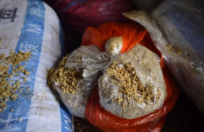 'Sẽ có người đến để lấy mỡ và đưa tiền lương cho chúng tôi,' ông Lưu nói. Còn việc số mỡ này được vận chuyển đến đâu thì ông không rõ.