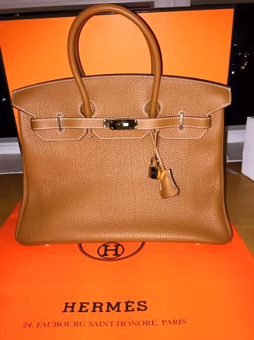 Chiếc túi xách Hermès Birkin Hà Giang đang sở hữu có giá thị trường lên tới hơn 21.000 đô-la (tương đương hơn 400 triệu đồng).