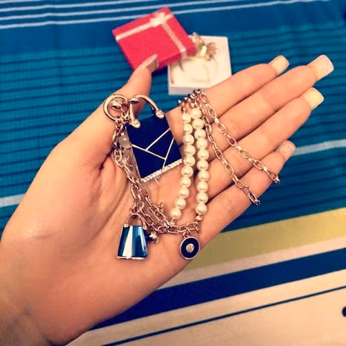 Điểm sơ những món phụ kiện hàng hiệu giá "khủng" cô đang sở hữu cũng khiến các dân chơi hết hồn.