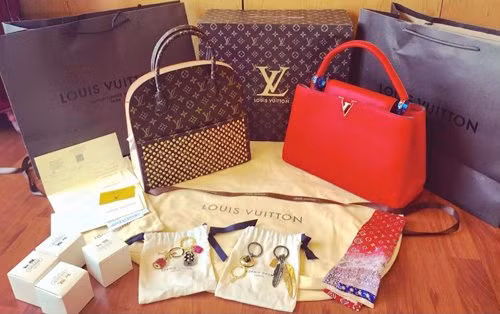 2 chiếc túi Louis Vuitton kiểu dáng mới cùng bộ phụ kiện trị giá hơn 200 triệu đồng.