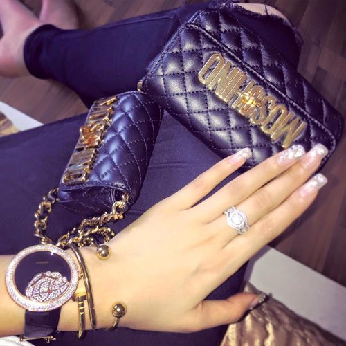 Theo Hà Giang, đa số các món đồ xa xỉ là do cô tự mua và được bố mẹ nuôi hoặc bạn bè thân thiết tặng.