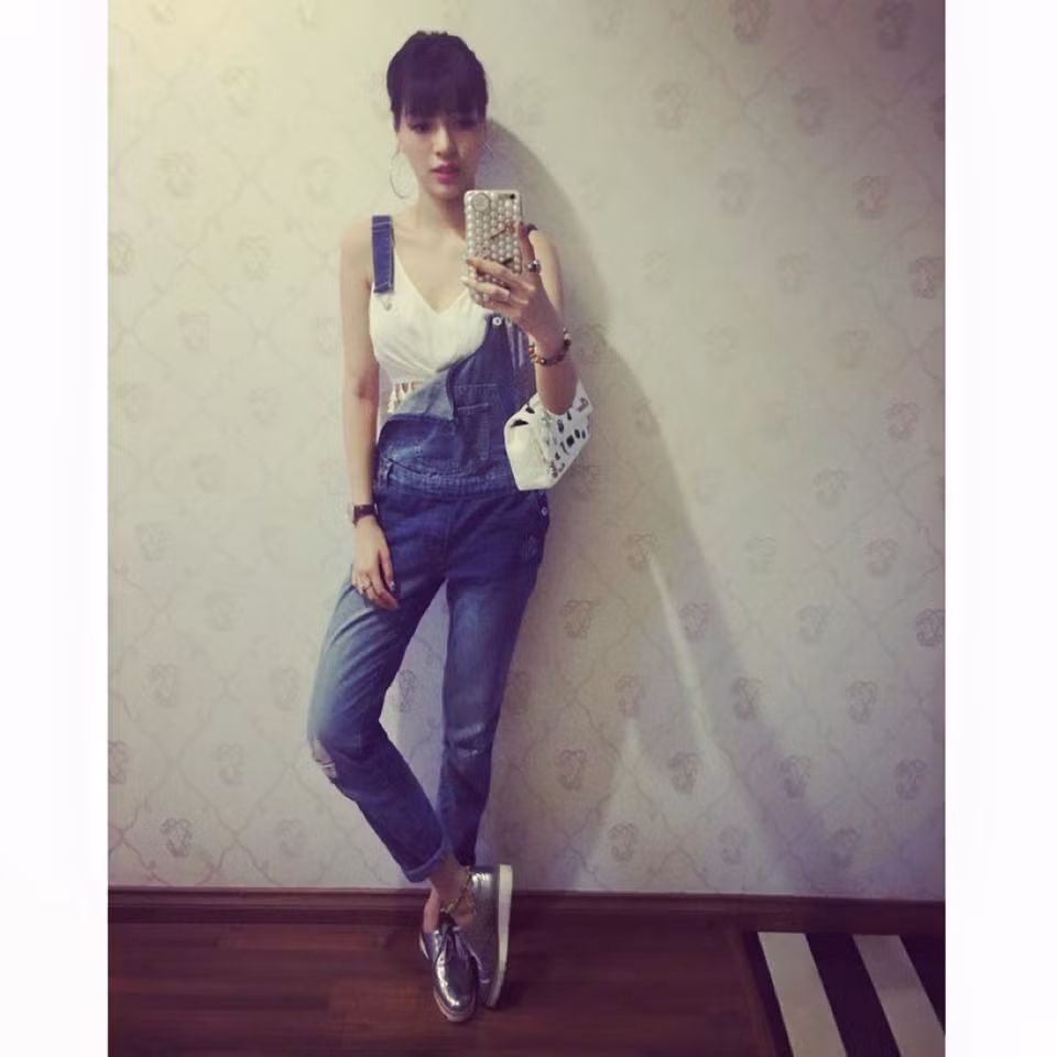 Cô chụp hình với mẫu túi Chanel mới nhất.