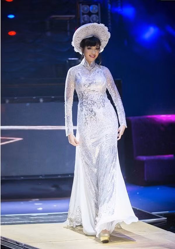 Khi đó, cô chiếm trọn tình cảm của tất cả và đăng quang ngôi vị hoa hậu nhờ câu trả lời ứng xử thông minh. Với câu hỏi: "Vì sao trong trào lưu rất nhiều loại mốt mới hiện nay, chiếc áo dài dân tộc Việt Nam vẫn được nhiều người ưa thích?", Thiên Nga nhận được những tràng pháo tay không dứt của khán giả đang theo dõi khi đáp lại rằng: "Vì áo dài thực sự là trang phục phù hợp với phụ nữ Việt Nam, giúp họ trở nên duyên dáng, đáng yêu hơn. Và điều quan trọng nhất là mỗi khi thoáng thấy áo dài bay trên đường phố sẽ thấy tâm hồn quê hương ở đó".