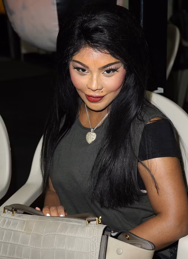 Lil Kim nhát ma người đối diện với tông trang điểm màu sắc lòe loẹt.