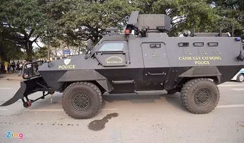 Sườn xe vát hai bên, có thể chịu sức nổ của mìn cá nhân.