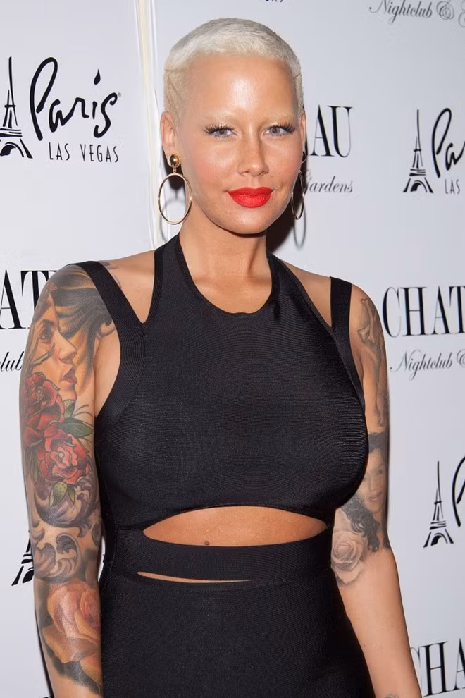 Amber Rose khiến fan kinh sợ với mốt trang điểm quên lông mày.