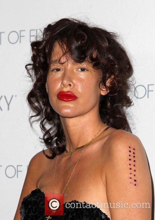 Paz de la Huerta với gương mặt loang lổ dầu, cặp môi đỏ bóng nhẫy và đôi mắt bé tí xíu khó có thể mang lại sự gợi cảm.