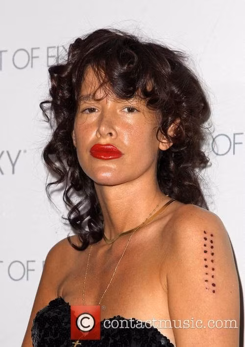 Paz de la Huerta với gương mặt loang lổ dầu, cặp môi đỏ bóng nhẫy và đôi mắt bé tí xíu khó có thể mang lại sự gợi cảm.