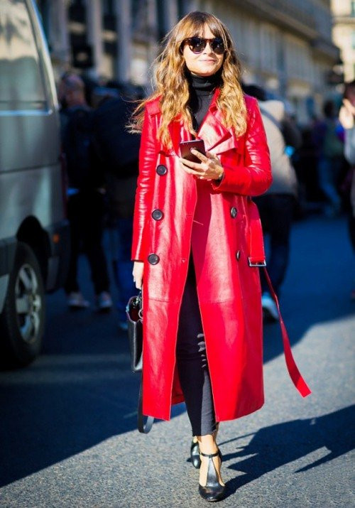 Mira Duma Công chúa thời trang được ưu ái nhất nước Nga vốn nổi tiếng với khả năng mix đồ cực cao tay, với vóc người nhỏ nhắn nhưng trông cô lúc nào cũng nổi bật giữa một dàn các tín đồ tại các sự kiện thời trang lớn. Cô nàng này cũng không bao giờ ngại các món đồ màu mè hút mắt, và chiếc áo khoác da đỏ cô diện ngày đầu đông cũng đang khiến các tín đồ sôi sục.