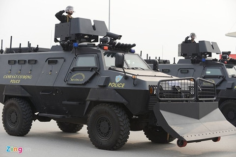 Xe bọc thép S5 được trang bị thêm lưỡi gạt. Ảnh Zing.vn