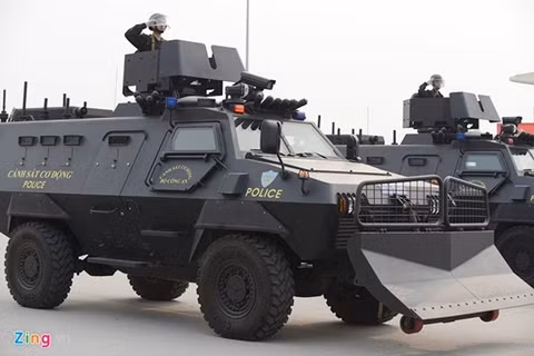 Xe bọc thép S5 được trang bị thêm lưỡi gạt. Ảnh Zing.vn