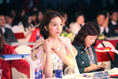 Cùng ngồi trên hàng ghế giám khảo với Kỳ Duyên là Phó hiệu trưởng trường Đại học Ngoại thương, MC Anh Tuấn, cũng là cựu sinh viên của trường, nhà báo Vũ Mạnh Cường và Chu Minh Vũ. Sau các vòng thi áo dài, trang phục dạ hội, tài năng và ứng xử, đêm chung kết đã khép lại với chiến thắng thuộc về nữ sinh Vũ Lê Ngọc Anh.